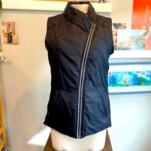 Lululemon What The Fluff Reversible Black Gray Vest Size 12 Large zipper Pocket
